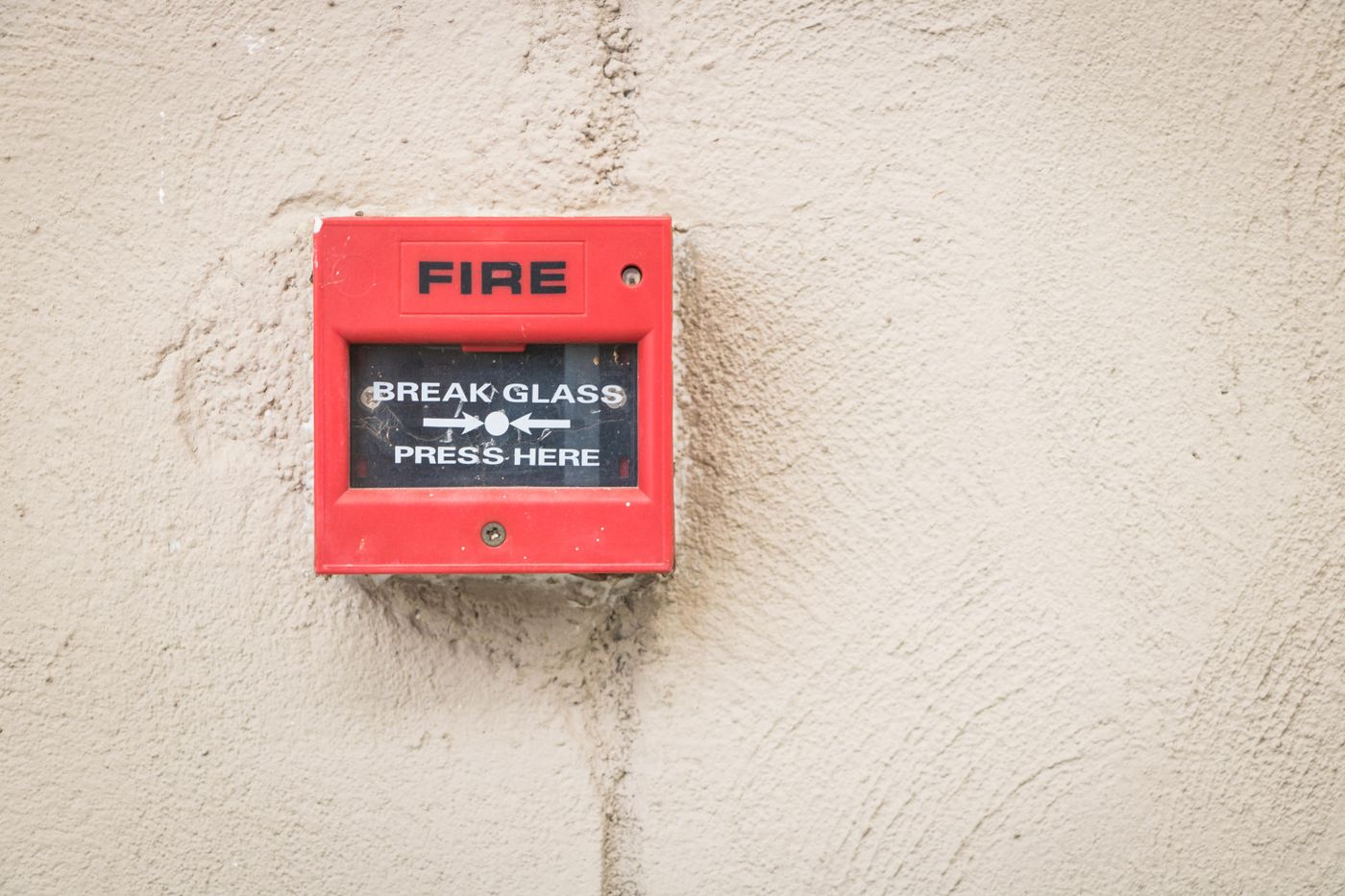 Acionador manual de alarme de incêndio na parede