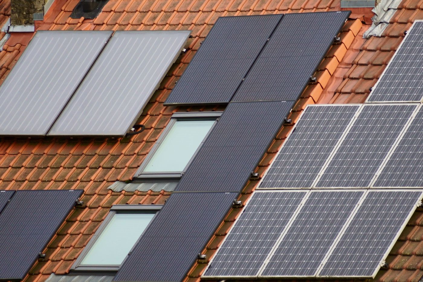 Painéis solares instalados em telhado